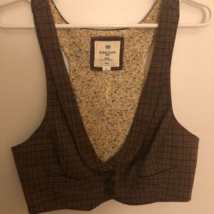 Cute cropped button vest